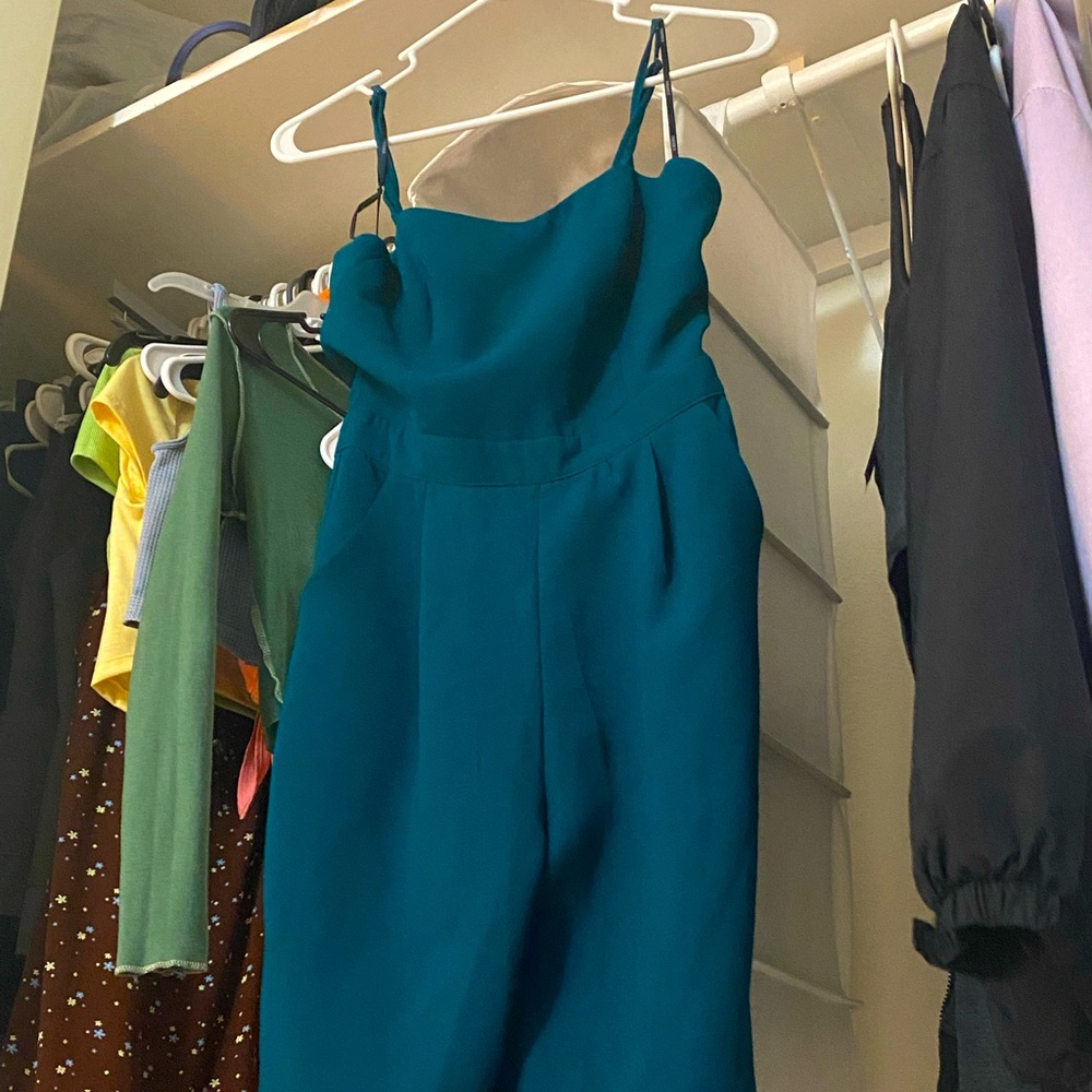 This is a jumpsuit,it’s super pretty and it’s also in good conditions.